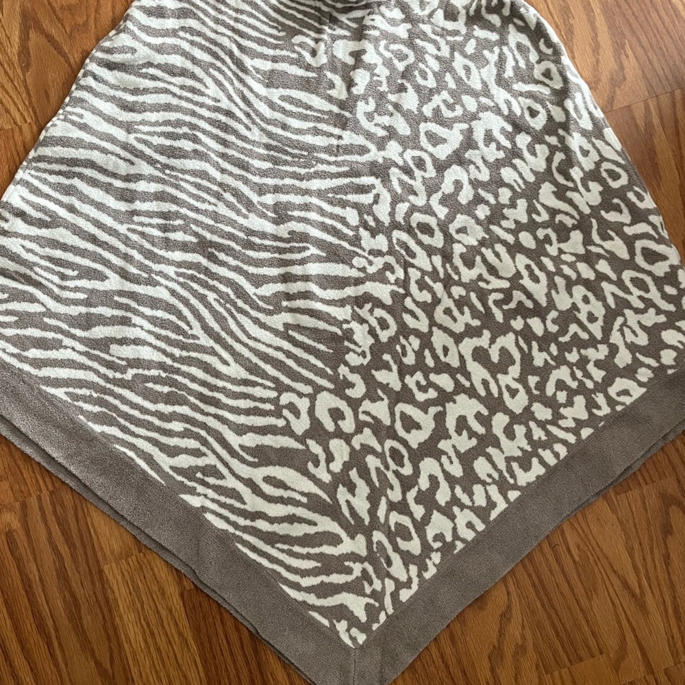 Barefoot Dreams CozyChic Gray Animal Print Poncho one size plus - Picture 4 of 4